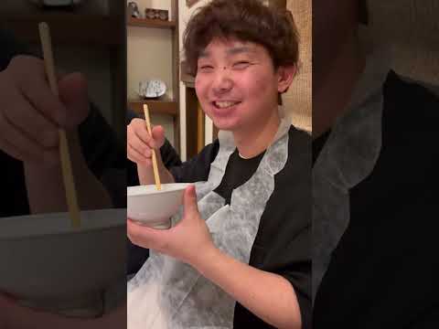 自信なさげに飯を食べる男