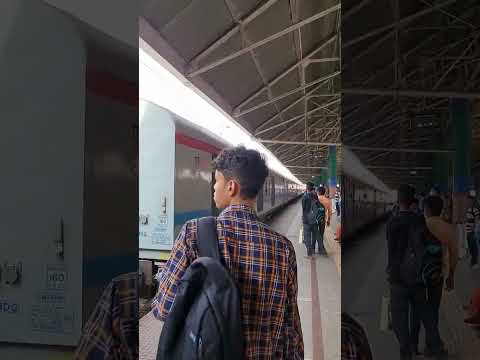 12273/Howrah - New Delhi Duronto Express entering Howrah JN Railway Station, Loco HWH WAP7