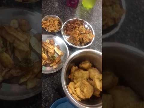 #snacks #potatochips #potatobajji #onionpakodi #sweetpotatochips 😋😋😋