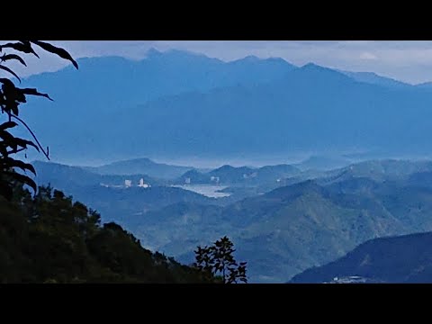 北嶺健行→第一、二土地公→第三涼亭遠望日月潭美景→台寅山下的烏土崛林道→廣闊茶園遙望玉山群峰美景→南嶺0.2K左下切小小魔王步道的涼亭休憩→溪頭天文台→1090、857、第一賞鳥步道下山 11月8日