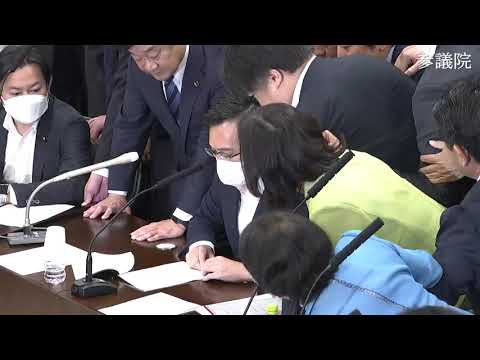 杉久武委員長　抗議の中粛々と採決の図