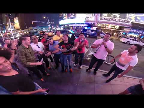 MARTIN ELIAS Y SU GRUPO DE PASEO POR LAS CALLES DE NEW YORK