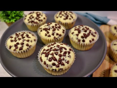 Moist Vanilla Chocolate Chip Cupcakes