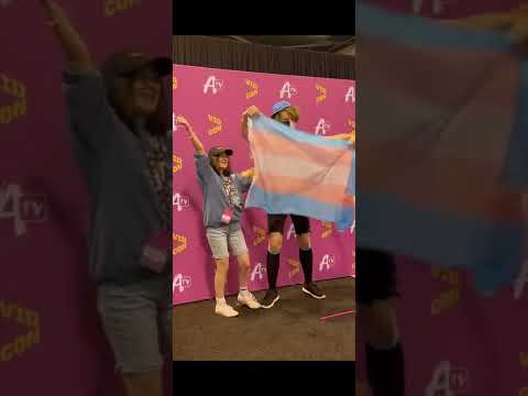 ranboo holds up a trans flag for a fan at vidcon :) STOP HAVING A CIVIL WAR IN THE COMMENTS PLS 😭