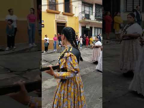 Soles La Marching Band de la Escuela Secundaria General de Naolinco en el Desfile del 20 de Nov