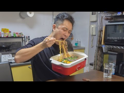 仕事が終わらないのでとりあえず辛ラーメン3玉とステーキで栄養補給する