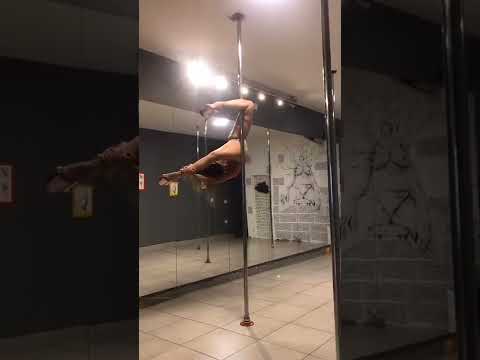 Minha coluna se preparando 😬Copiei total da @juliarozicki 🔥#poledancing #foryou #fyp #fy #flexib