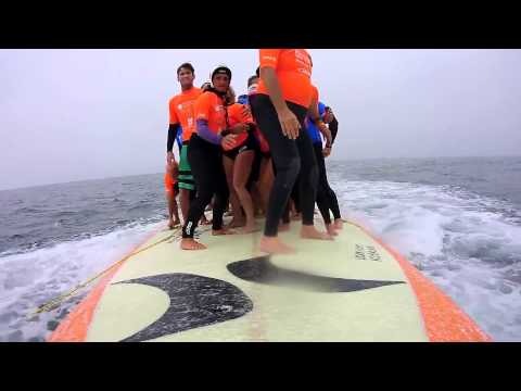 Replay XD na quebra do Record Mundial 66 pessoas na prancha de Surf - Guinness World Record