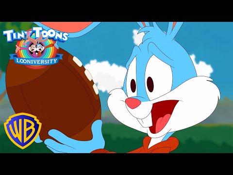 ¡Vamos a jugar, Tooney Ball! 🐰🏈🐥 | Tiny Toons Looniversity | @WBKidsLatino​