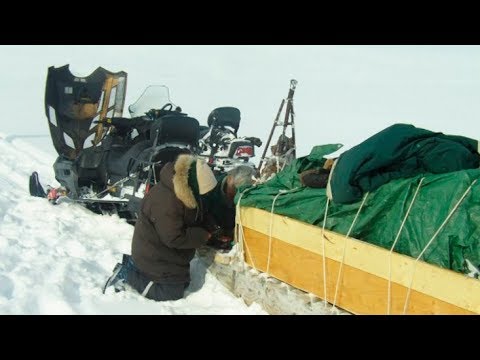 Repair of a snowmobile on the route to the Barnes - Barnes Icecap expedition - 2012