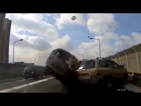 【衝撃映像】　海外自動車事故　衝撃クラッシュシリーズ　決定的瞬間　No 94