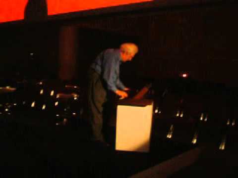 BOB MOOG PLAYING HIS MINI MOOG ミニムーグを演奏するムーグ博士