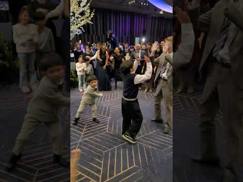 예식장 초토화 시킨 아이 vs 어른 댄스 배틀! The kid who burned down the wedding hall with his dance