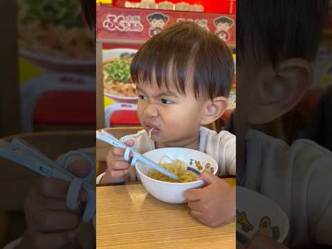 真剣な表情でラーメンを食べるそちゃ(2歳半)