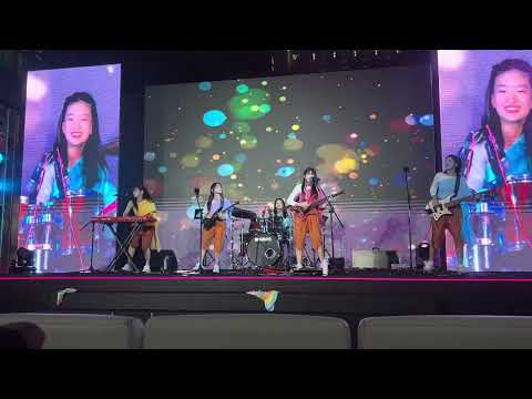 20241115 แนะนำสมาชิก เข้าเพลง ไม่รัก…ไม่ต้อง - นิว จิ๋ว (Performed by Zizters) @Siam Square