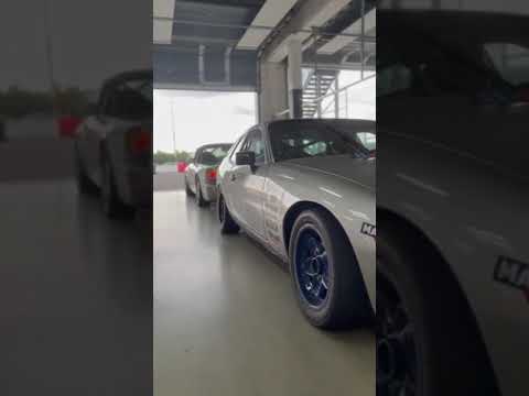 Porsche 924S and Porsche 964 entering the Box