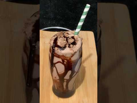 Easy Kit-Kat Chocolate Shake #kitkatmilkshake #summerdrink #chocolate #energydrink #shorts