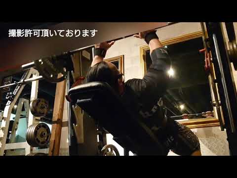 三頭トレーニング。三頭ナローベンチプレス210kgなど。narrow bench press