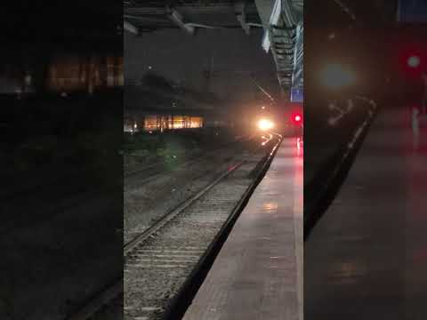 #6am #Earlymorning #morningscenes at one of the  #MumbaiRailwaystation #मुंबई #मुंबईलोकल #बंबई