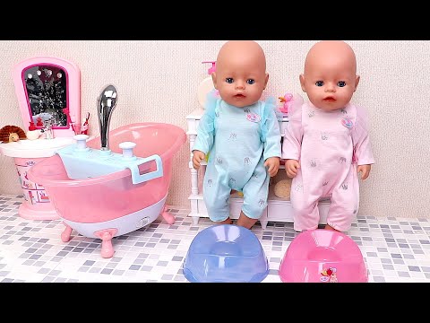 Babies bath time after color paint! Play Dolls