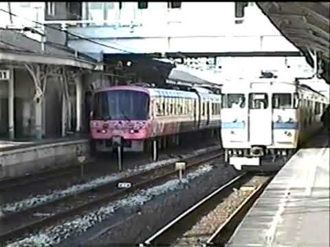 ２１３系０番台電車６両編成・快速マリンライナーと５８系気動車３両編成・急行つやま