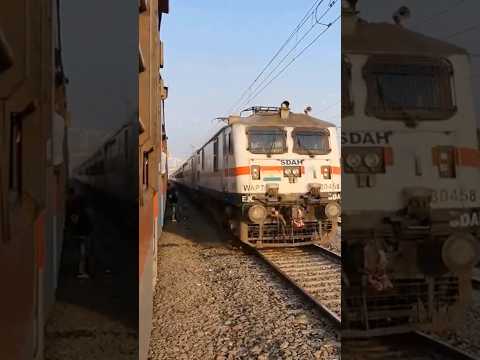 22307/Howrah - Bikaner SF Express Crossing with 22324/Shabd Bhedi Express शब्दभेदी एक्सप्रेस #shorts