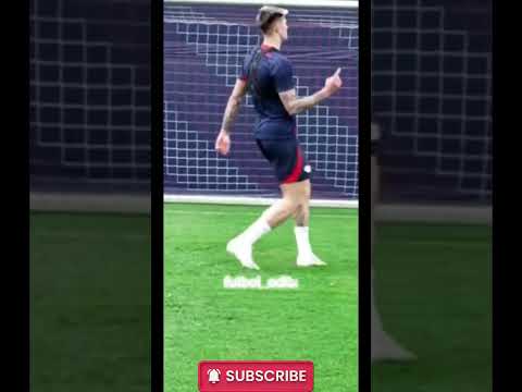 𝘽𝙧𝙤 𝙏𝙝𝙞𝙣𝙠𝙨 𝙃𝙚 𝙄𝙨 𝙍𝙤𝙣𝙖𝙡𝙙𝙤😂#funny #redbullgivesyouwings #trending #football #plsgoviral #shorts #viral