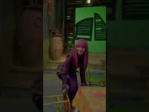 Descendants - Bloopers 🤣 - Dove Cameron, Sofia Carson and others #descendants #descendants2 #disney