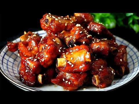 The sweet and sour pork ribs are bright red in color, rich in flavor, sweet and delicious