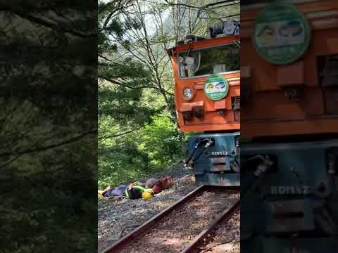 黒部峡谷鉄道にて。工事のおっちゃんの頭の上を走っていくw