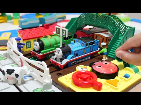 Thomas the Tank Engine & Plarail☆Stationmaster Thomas' railroad crossing station