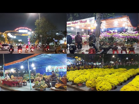 Displaying many beautiful flowers on the flower street