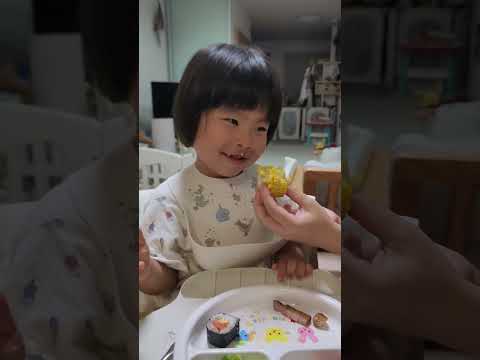 大好きなトウモロコシなら何個でも食べられる2歳児