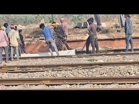 🚂😵‍💫🤑Old Railway Concrete Track Ko Change Karte Karamchari #railwaytrackman #railwaytrack