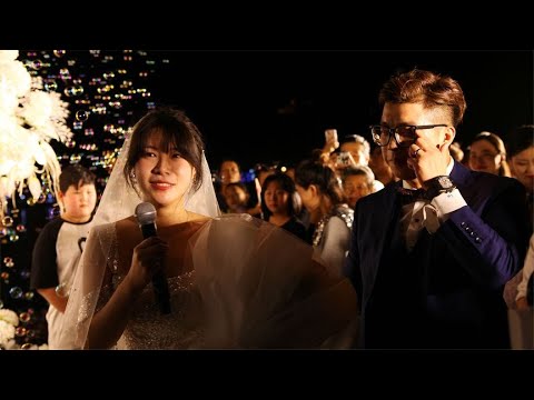 西安曲江池夜色迷人，众多市民围观浪漫求婚，为他们送上美好祝福