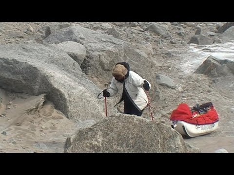 Dragging the sled on the ice and the sand of the Weasel river - Penny Icecap 2009 expedition