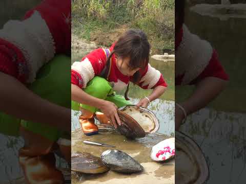 Girl opens clams on site to retrieve pearls