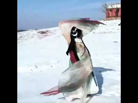 This is Fuxi Mountain in Zhengzhou, the girl in Hanbok dancing on the mountain ~ it is so beautiful！