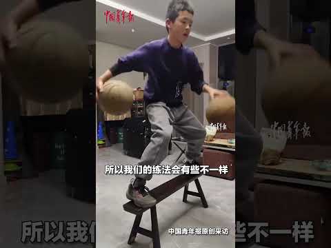 12岁男孩在板凳上练习运球，运两个球的同时还能移动板凳，动作行云流水。（来源：中国青年报）