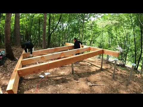 ここは長野県の別荘地。傾斜地で小屋づくりが始まりました。