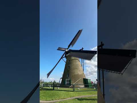 I am in the Netherlands. Windmills in Holland. 私はオランダにいます。オランダの風車。我在荷兰，荷兰的风车。