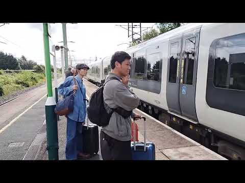 アクトンブリッジ駅に入線するバーミンガム行き列車　A train to Birmingham at Acton Bridge station