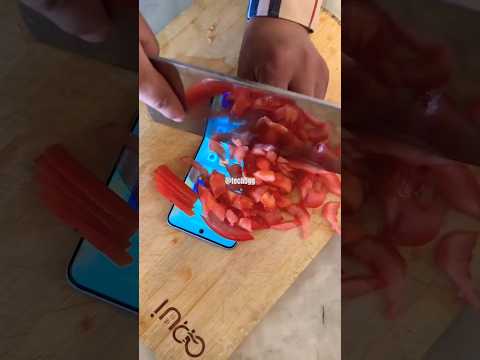 How to cut tomato in mobile  #smartphone #vivo #pocox3pro #samsung #amazing @tech5gg@MrBeast