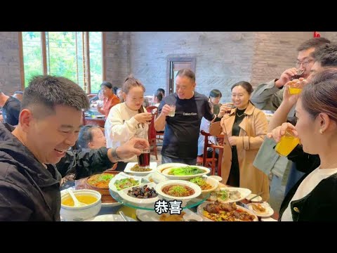 My husband's family and my mother's family gather in Chongqing. It's rare to meet such a family gat