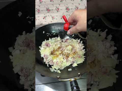 韓式起司海鮮燉飯：材料奶油，洋蔥，蒜頭，肉絲，白米，花枝，蛤蜊，韓式辣醬悶煮起鍋前加奶酪絲