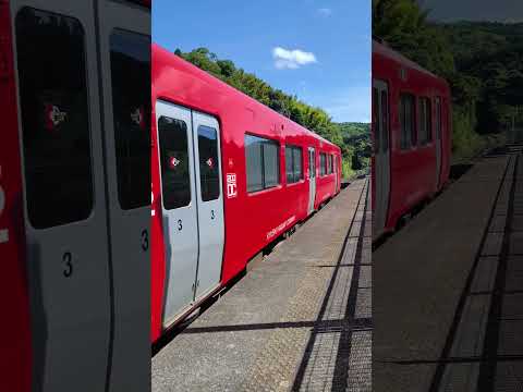 石打ダム駅を発車する列車