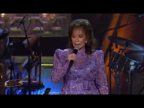 Loretta Lynn -  Coal Miner's Daughter (Live)