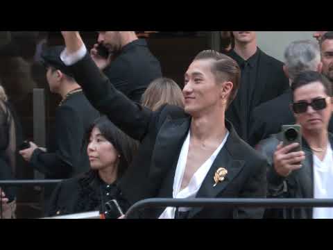 岩本 照 Hikaru Iwamoto of Snowman greets his fans at Dolce Gabbana SS25 fashion show. #dgss25  #スノーマン