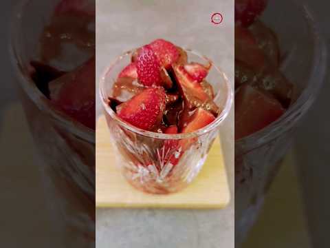 Strawberry chocolate.  Delicious one-minute dessert #short video