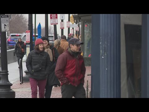 Christmas Eve shoppers abundant in Georgetown